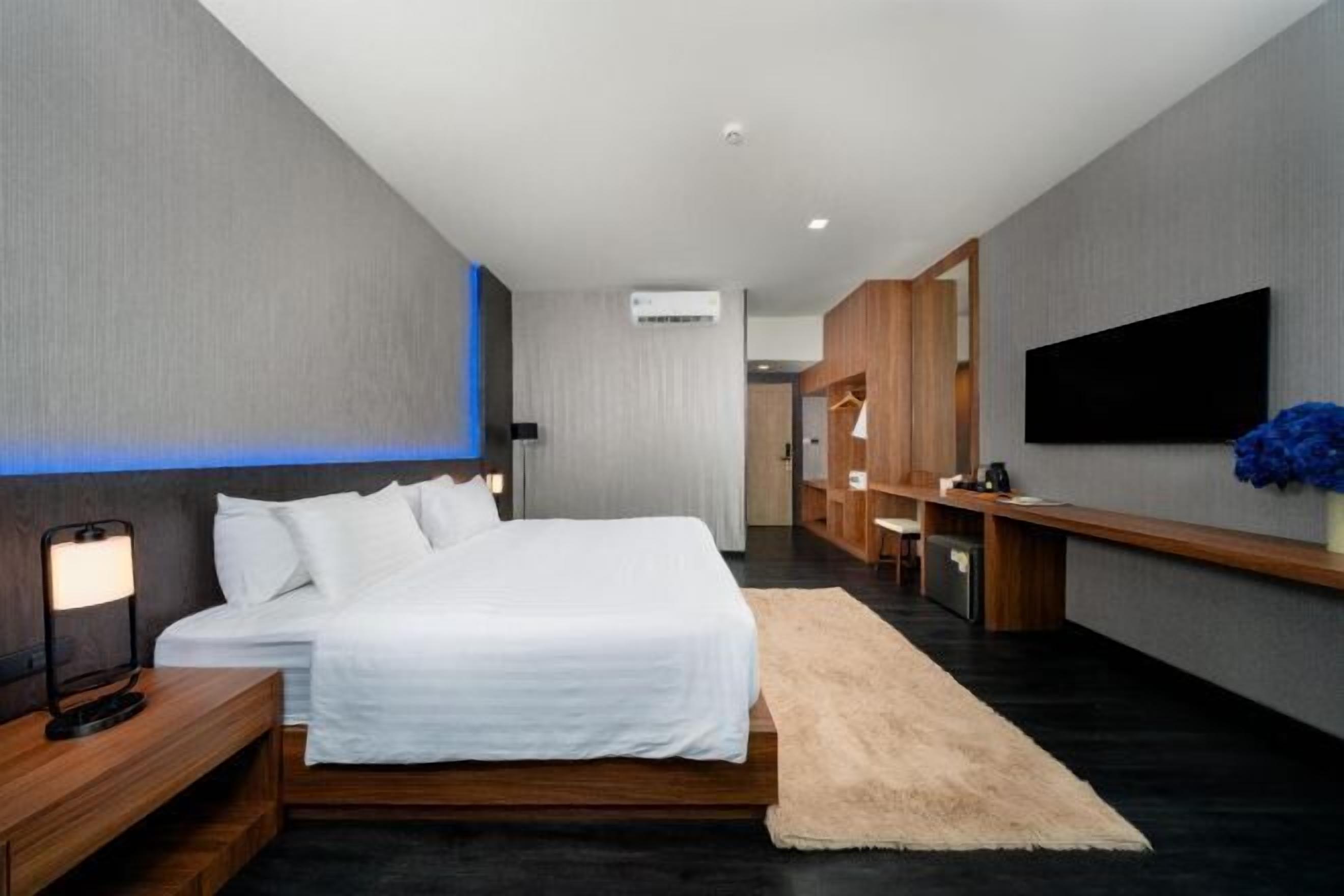 高档床上用品、迷你吧（备有免费物品）、客房内保险箱、特色装修