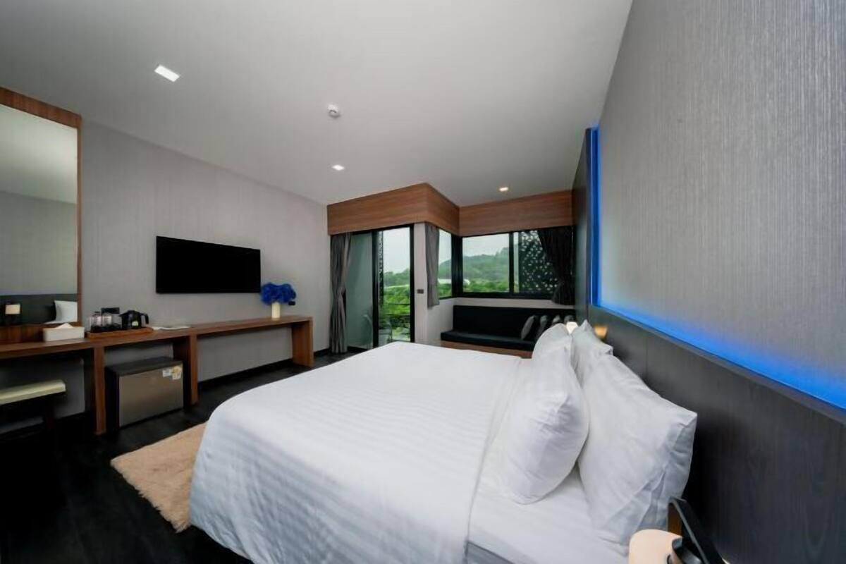 Premium bedding, minibar (free items), in-room safe, desk