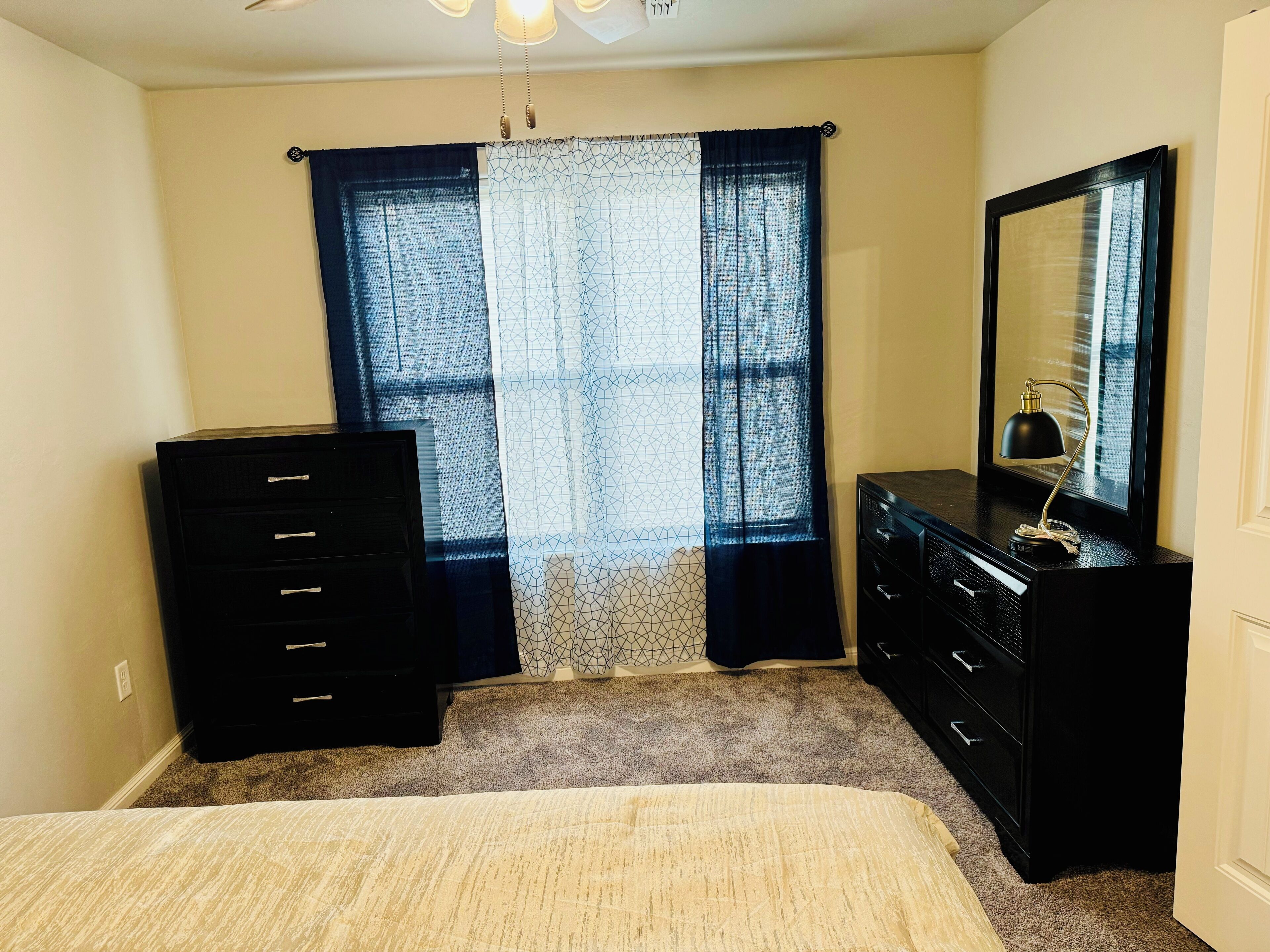 3 habitaciones, tabla de planchar con plancha, wifi y ropa de cama 