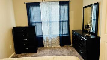 3 habitaciones, tabla de planchar con plancha, wifi y ropa de cama