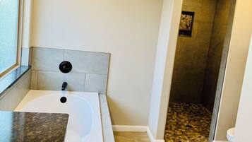 Secadora de cabello, toallas, jabón, papel de baño