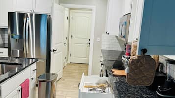 Microondas, horno, placa de cocina y lavavajillas