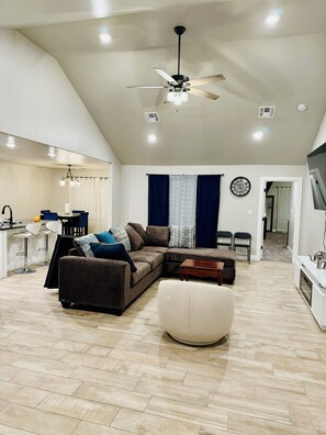 Smart TV - Charming 3-bedroom house with AC and WiFi in peaceful Lawton (Lawton)