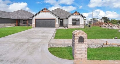 Charming 3-bedroom house with AC and WiFi in peaceful Lawton