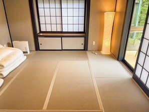 3 bedrooms, desk, free WiFi, bed sheets