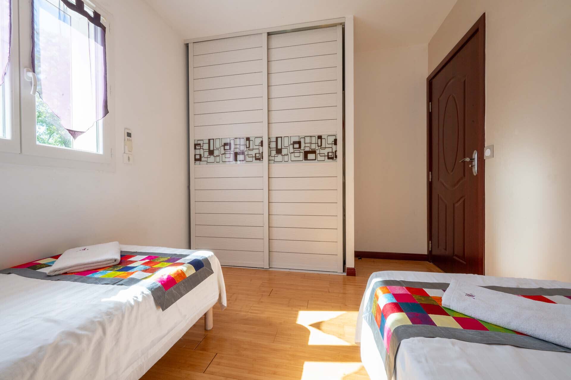 2 chambres, fer et planche à repasser, draps fournis