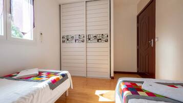 2 chambres, fer et planche Ă repasser, draps fournis