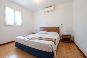 2 bedrooms, iron/ironing board, bed sheets