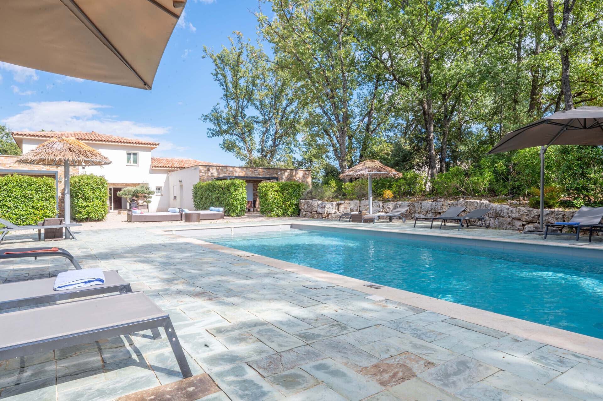 Een verwarmd zwembad