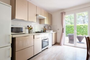 Een koelkast, een magnetron, een oven, een vaatwasser
