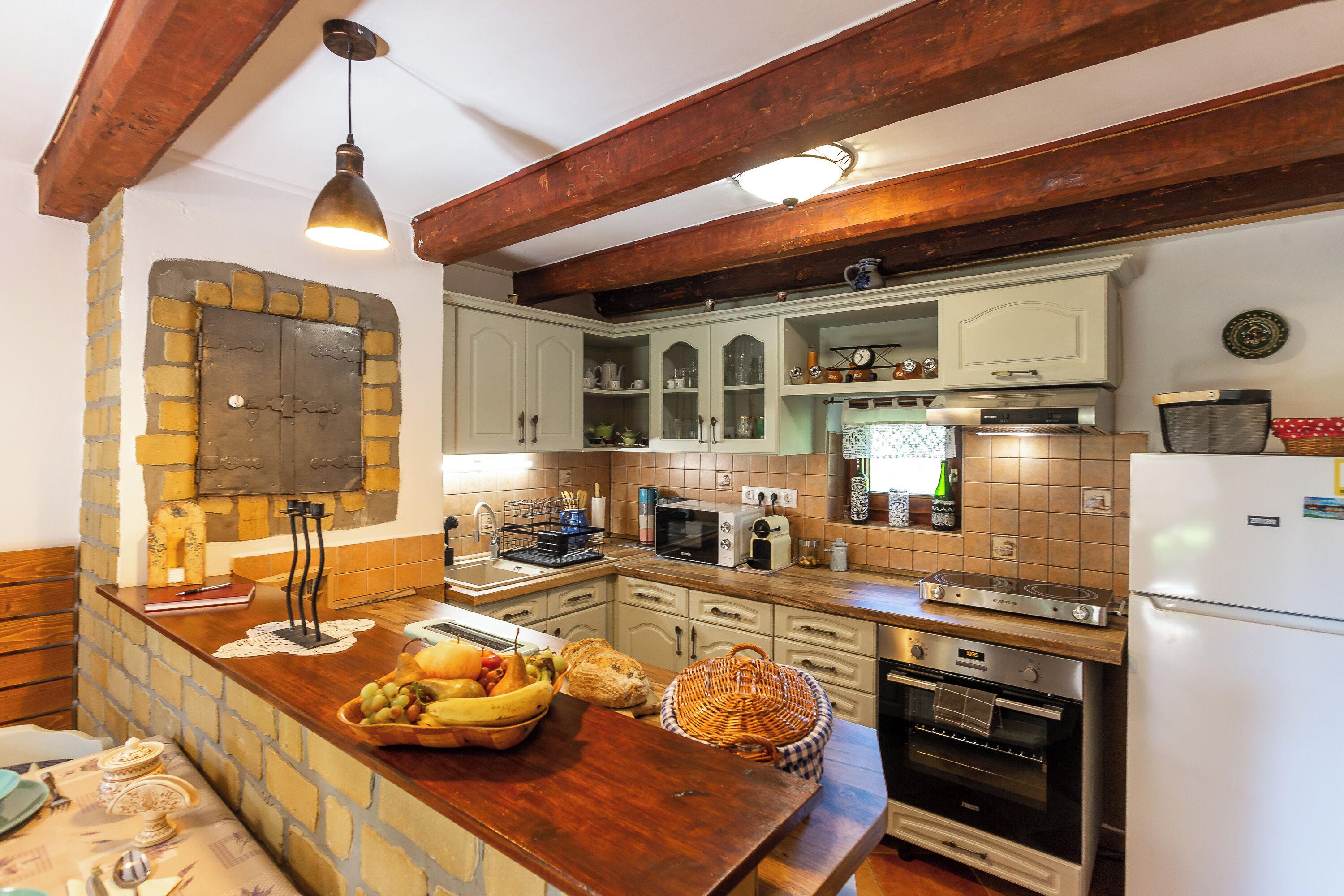 Køleskab, mikrobølgeovn, ovn, kogeplade