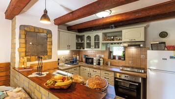 Een koelkast, een magnetron, een oven, een kookplaat