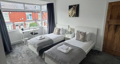 Simonside Apartment - Sleeps 6 - Pets Ok - Parking
