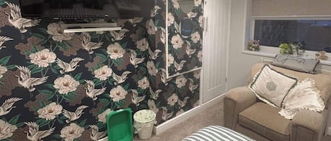 Tabla de planchar con plancha, wifi y ropa de cama
