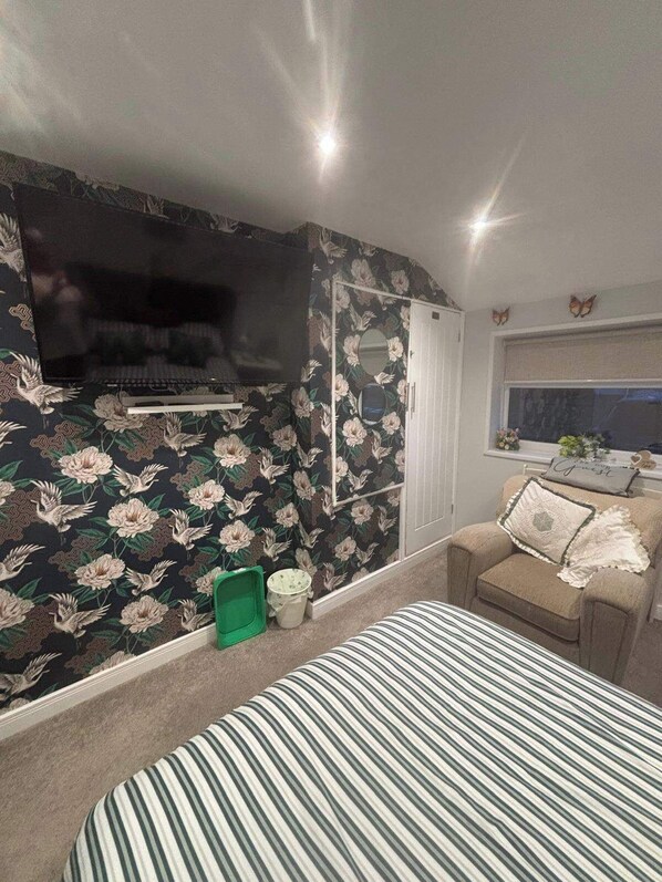Iron/ironing board, WiFi, bed sheets