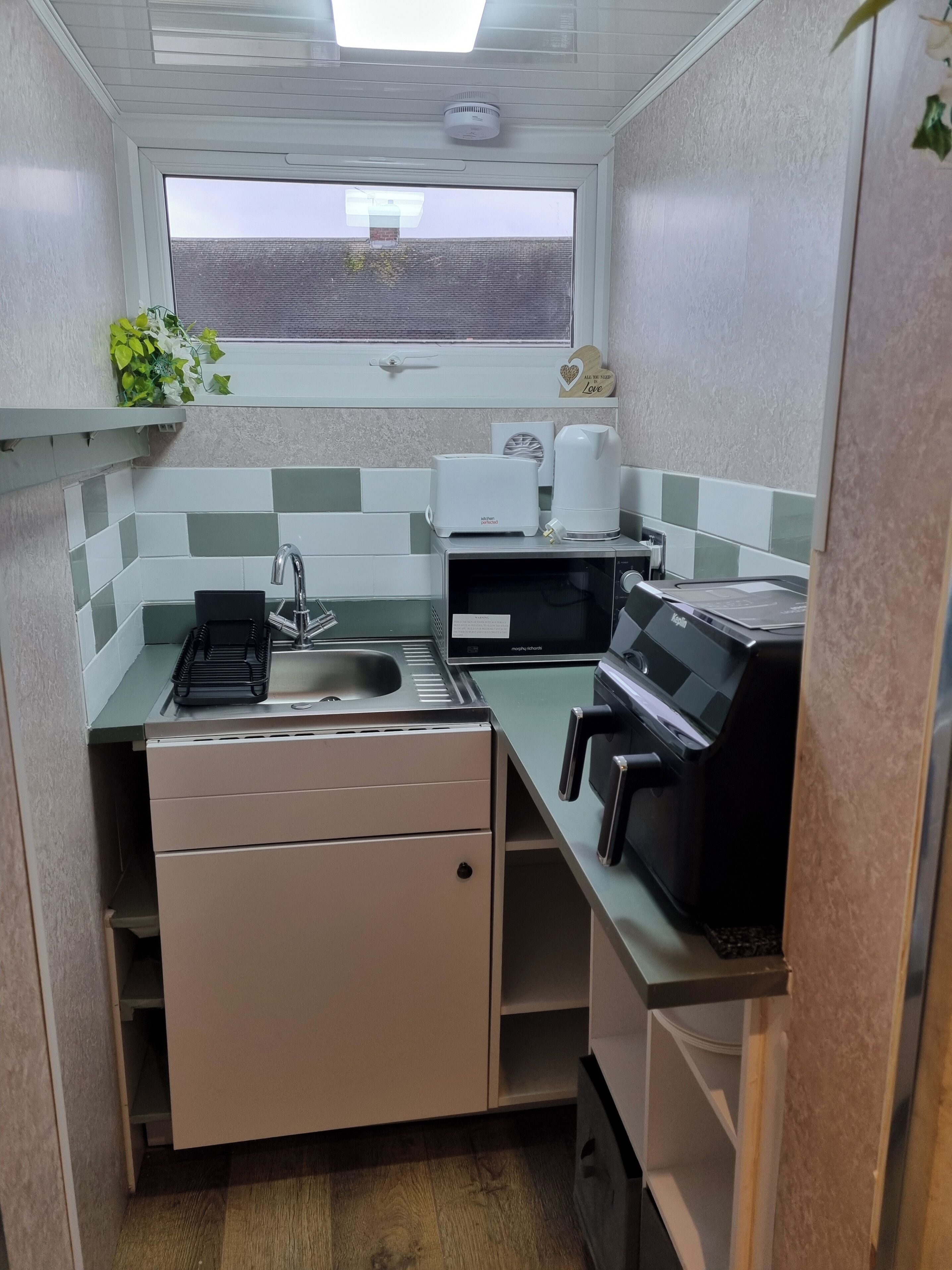 Refrigerador, microondas y tostadora 