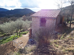 Property grounds - Remote cottage with valley views (Buis-les-Baronnies)