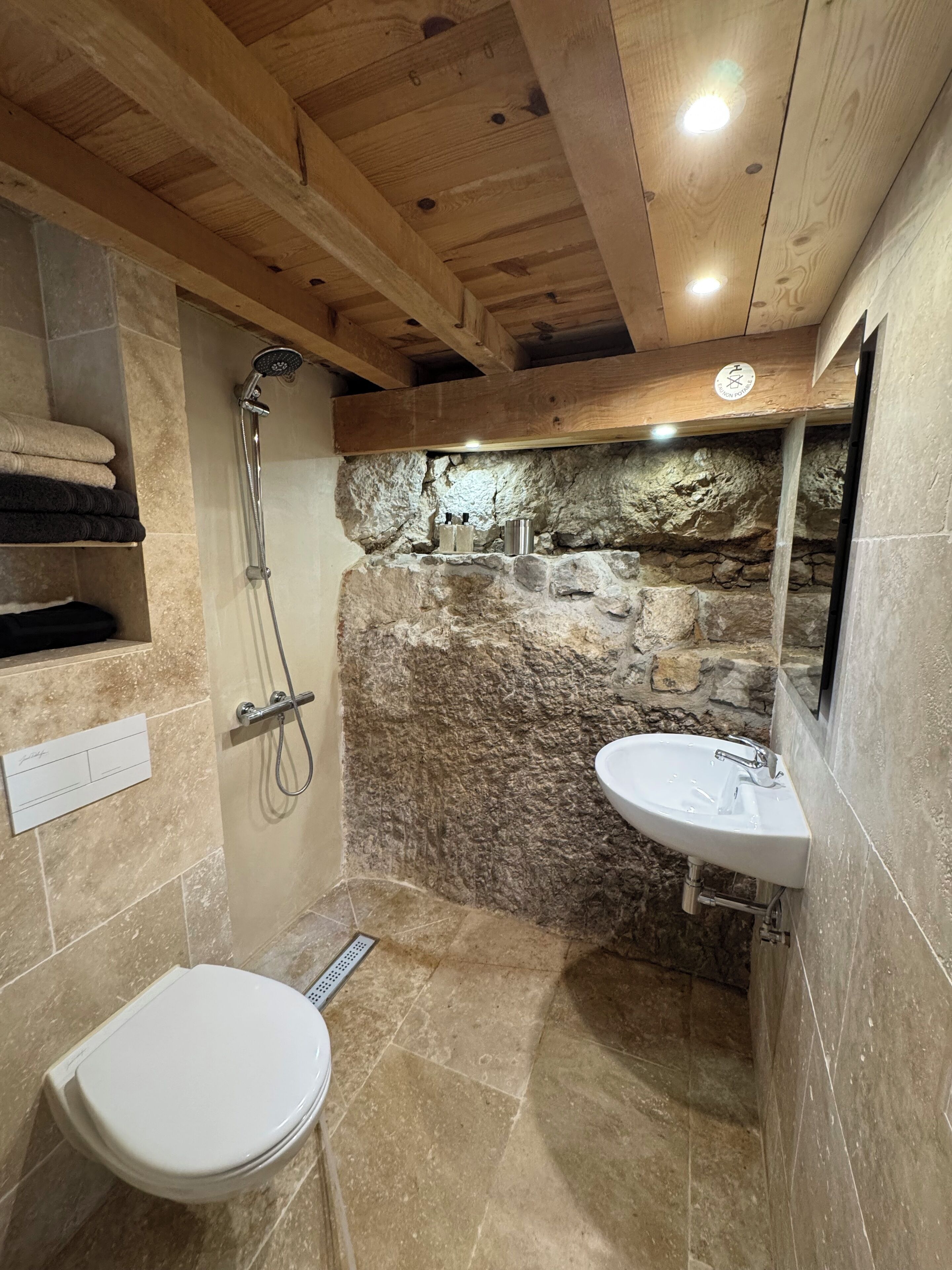 Douche, sèche-cheveux, serviettes fournies