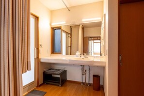 Bathroom - Luxury Living in Hiroo: Walk to Station Arisugawa Park. Direct to Ginza/Roppongi (渋谷区)