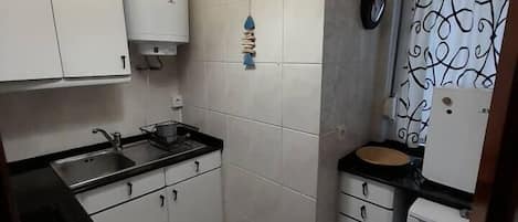 Fridge, cookware/dishes/utensils