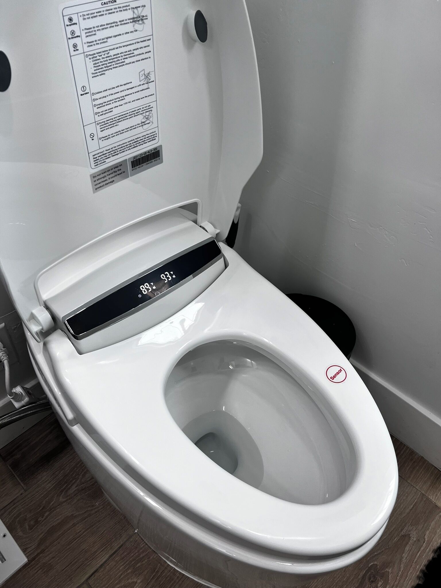 Des toilettes modernes dotées d’un écran numérique et d’un capteur.
