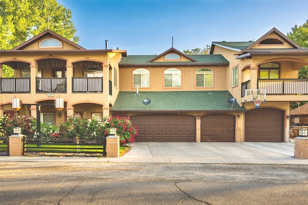 This is A Luxury 3 Private Units with 3 Private Garages