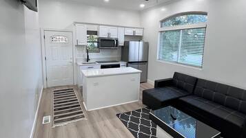 Een koelkast, een magnetron, een oven, een kookplaat