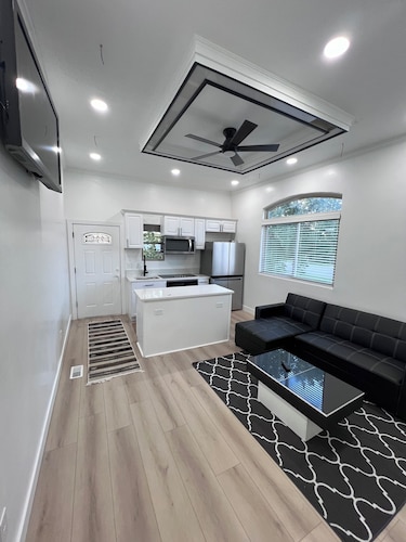 New Build Luxurious Modern Apartment With a Private Garage And a Covered Porch