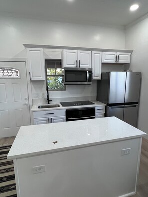 Kjøleskap, mikrobølgeovn, ovn og kokeplater