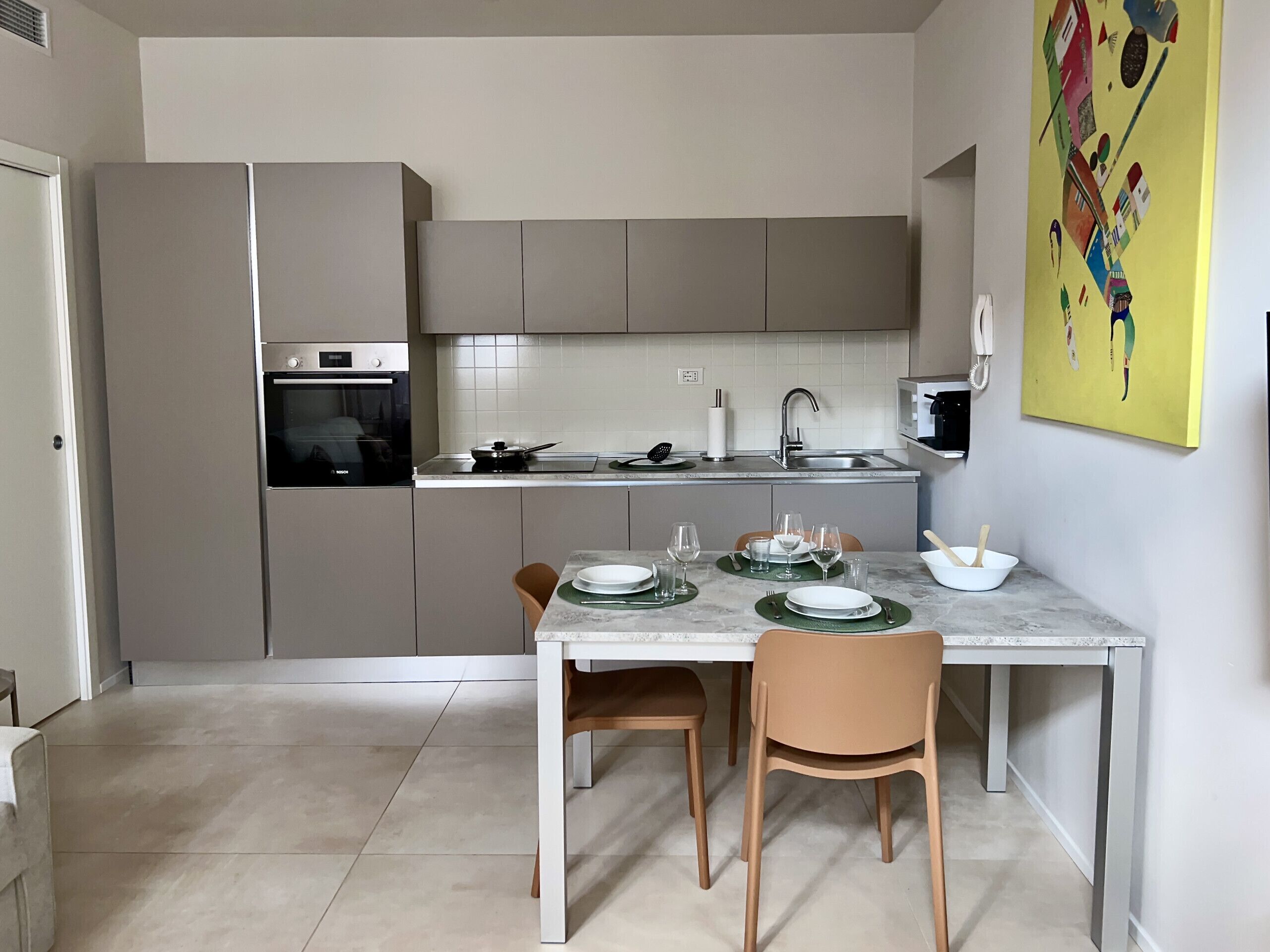 Kühlschrank, Mikrowelle, Ofen, Geschirrspüler