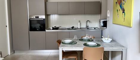 冷蔵庫、電子レンジ、オーブン、食器洗い機