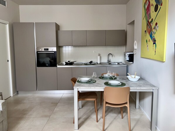 Kühlschrank, Mikrowelle, Ofen, Geschirrspüler