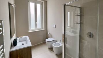 Regadera, secadora de cabello, toallas