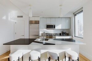 Fridge, microwave, oven, stovetop - Blueground | Midtown West 2bd apartment (Midtown)