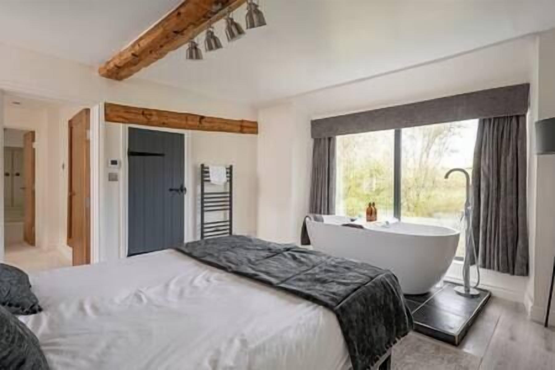 4 habitaciones, tabla de planchar con plancha, wifi y ropa de cama 