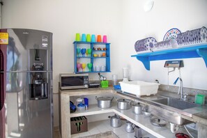 Frigorífico, microondas, placa de cocina y cafetera o tetera
