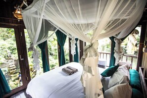 Caja de seguridad en la habitación y tabla de planchar con plancha