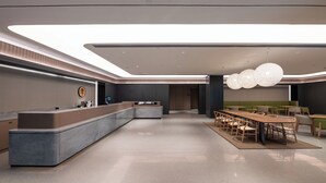 A modern hotel lobby with a reception desk, seating area, and a large chandelier. - Ji Hotel Shanghai Pudong Airport Free Trade Zone (Shanghai)
