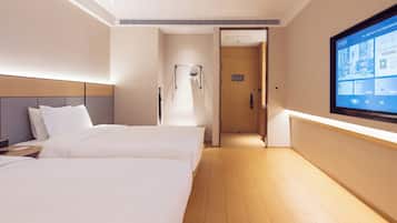 Quarto quádruplo conforto, vista para o pátio | Quartos à prova de som, Wi-Fi de cortesia