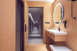 Free minibar, desk, laptop workspace, soundproofing - Ji Hotel Shanghai Pudong Airport Free Trade Zone (Shanghai)