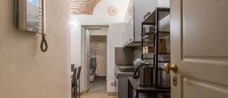 冷蔵庫、電子レンジ、オーブン、コンロ