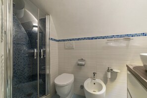 تجهيزات دش، مجففات شعر، مراحيض شطف، مناشف