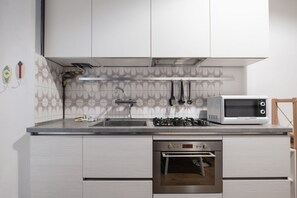 Een koelkast, een magnetron, een oven, een kookplaat
