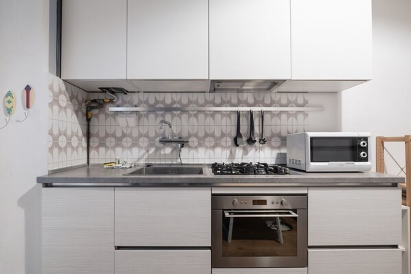 Fridge, microwave, oven, stovetop
