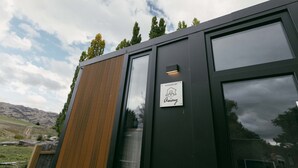 Un edificio moderno con ventanas grandes y un cartel que indica que es administrado por Away.