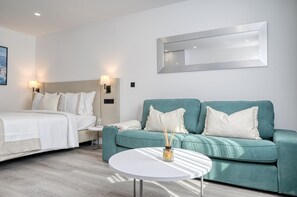 Tabla de planchar con plancha, wifi gratis y ropa de cama 