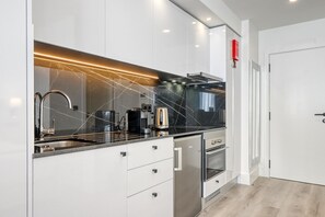 Een koelkast, een microgolfoven, een oven, een kookplaat