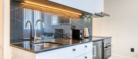 Een koelkast, een microgolfoven, een oven, een kookplaat