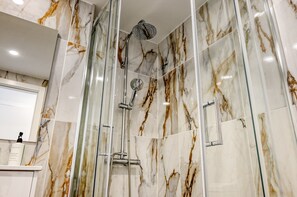 淋浴设施、吹风机、毛巾、肥皂