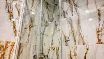 Dusche, Haartrockner, Handtücher, Seife